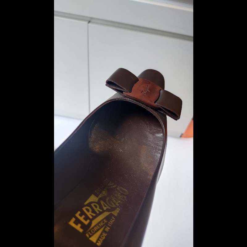 Ferragamo 木頭釦深咖皮革高跟鞋-15