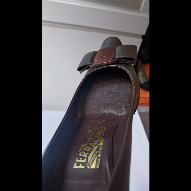 Ferragamo 木頭釦深咖皮革高跟鞋-16