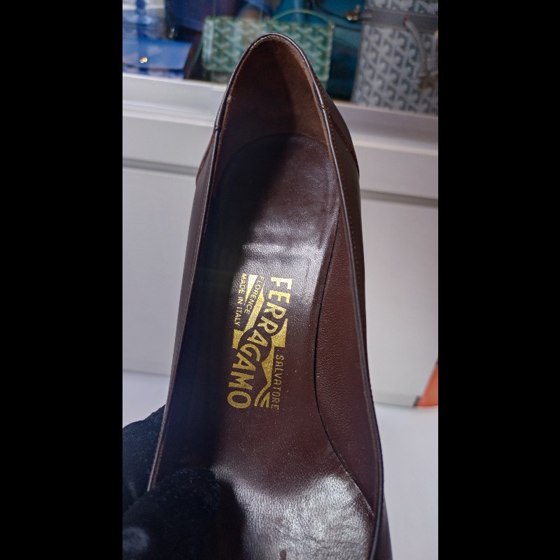 Ferragamo 木頭釦深咖皮革高跟鞋-19