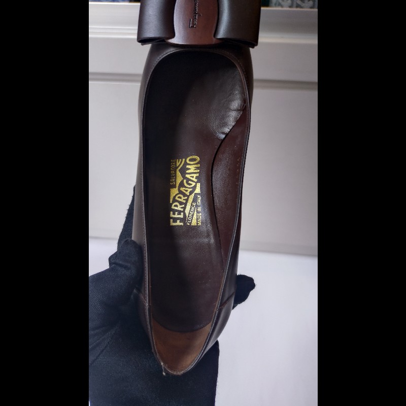 Ferragamo 木頭釦深咖皮革高跟鞋-21