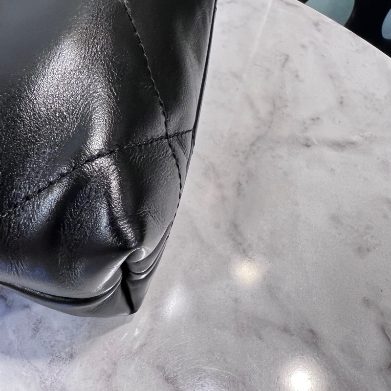 Chanel 黑牛皮霧金釦字母logo金釦大菱格mini22 斜背包-7