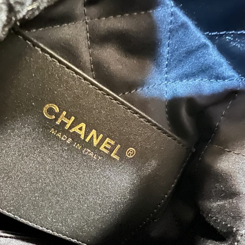 Chanel 黑牛皮霧金釦字母logo金釦大菱格mini22 斜背包-10