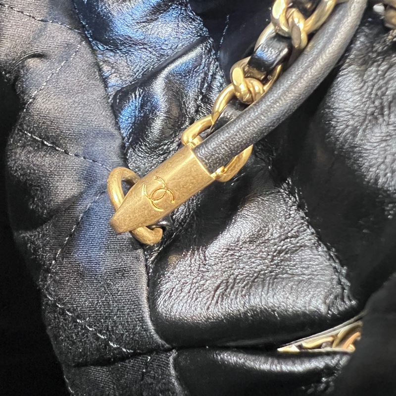 Chanel 黑牛皮霧金釦字母logo金釦大菱格mini22 斜背包-12