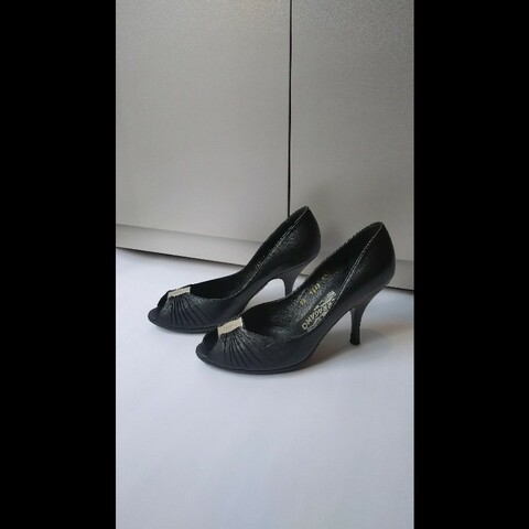 Ferragamo 銀牌釦抓皺黑皮革魚口高跟鞋