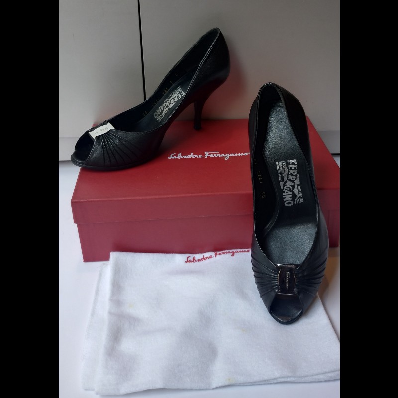 Ferragamo 銀牌釦抓皺黑皮革魚口高跟鞋-1