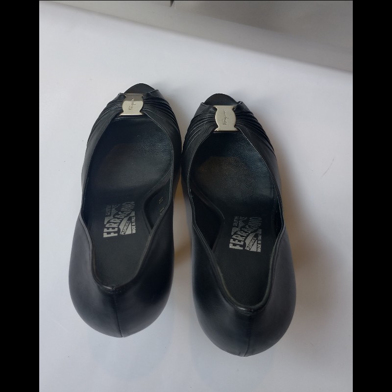 Ferragamo 銀牌釦抓皺黑皮革魚口高跟鞋-2