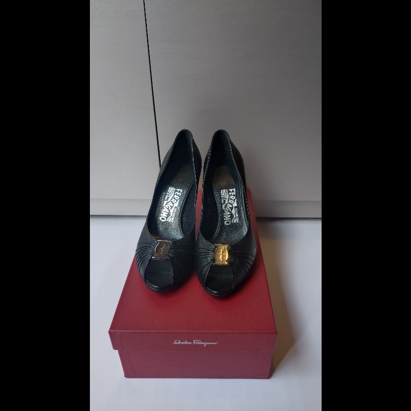 Ferragamo 銀牌釦抓皺黑皮革魚口高跟鞋-3