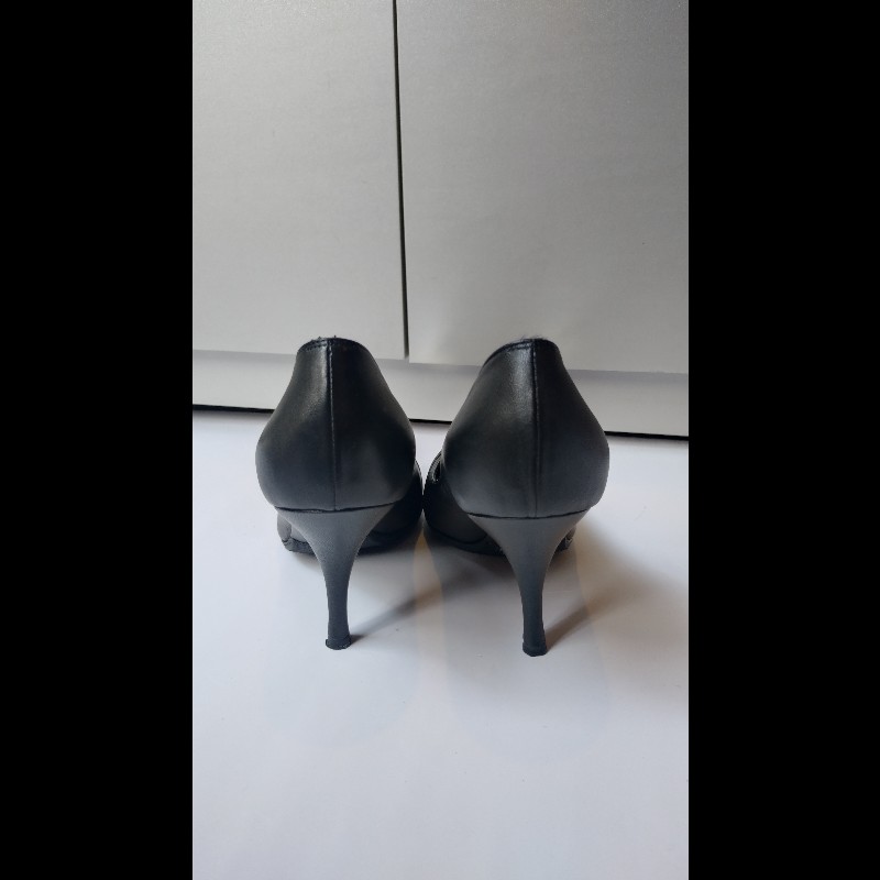 Ferragamo 銀牌釦抓皺黑皮革魚口高跟鞋-4