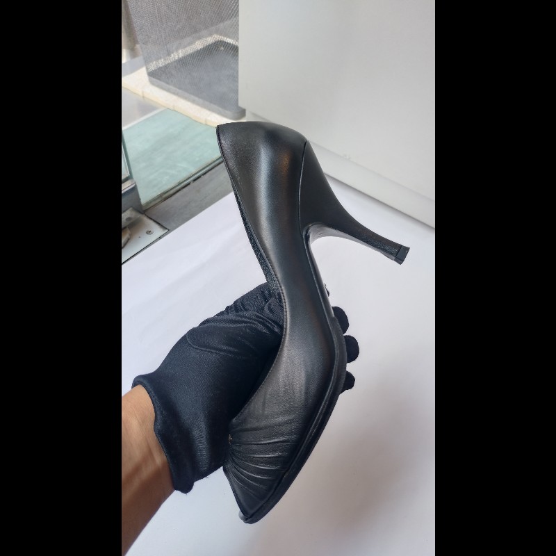 Ferragamo 銀牌釦抓皺黑皮革魚口高跟鞋-6