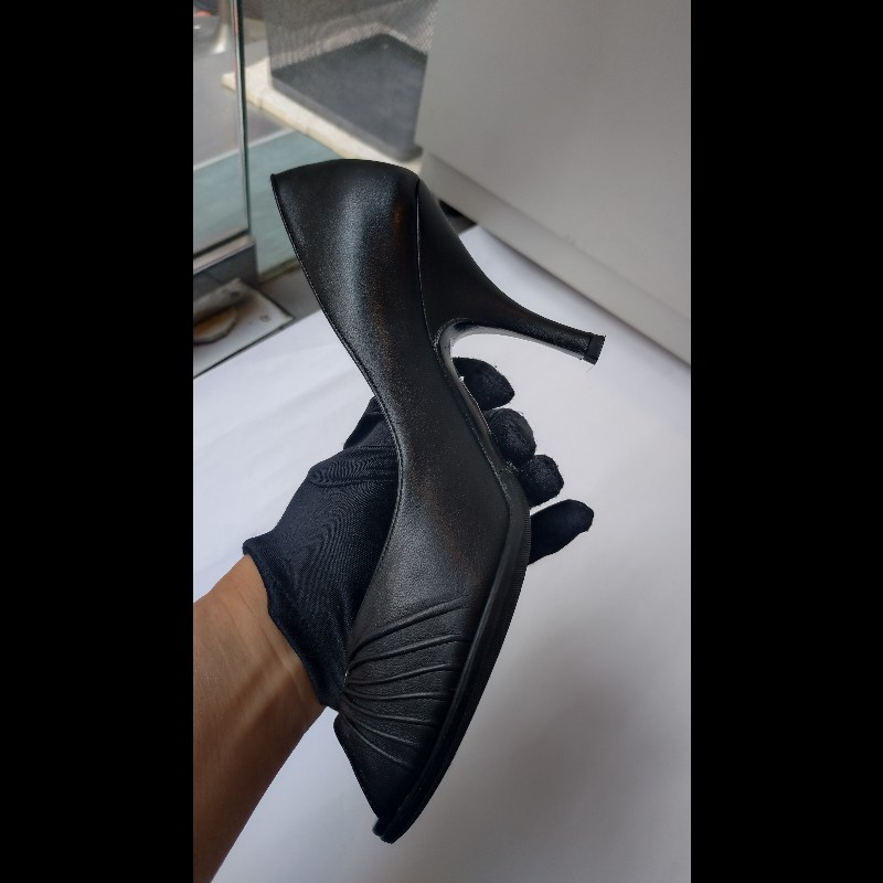 Ferragamo 銀牌釦抓皺黑皮革魚口高跟鞋-7