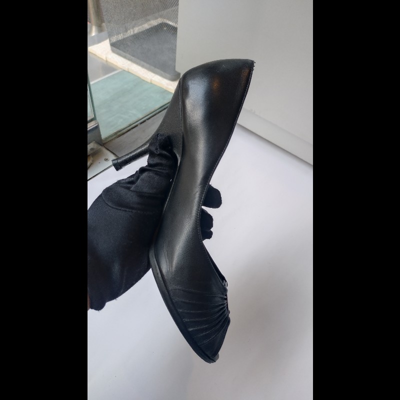 Ferragamo 銀牌釦抓皺黑皮革魚口高跟鞋-8