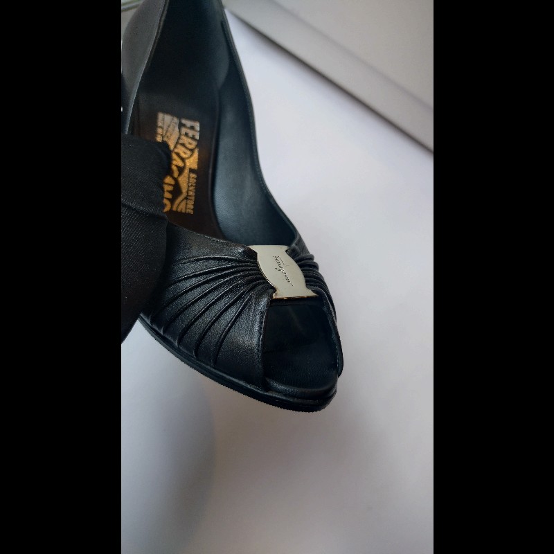 Ferragamo 銀牌釦抓皺黑皮革魚口高跟鞋-9