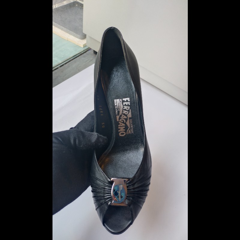 Ferragamo 銀牌釦抓皺黑皮革魚口高跟鞋-12