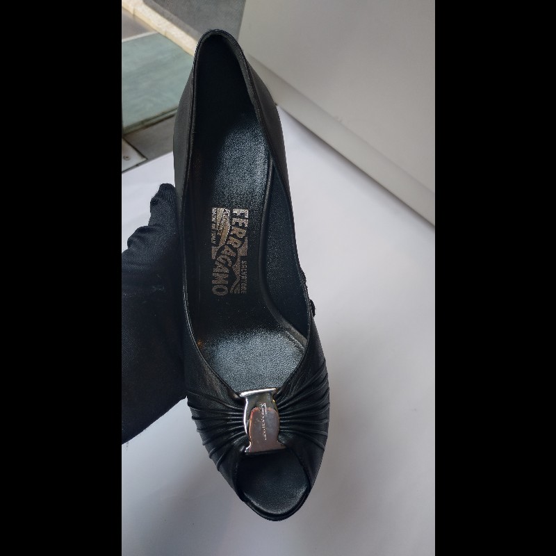 Ferragamo 銀牌釦抓皺黑皮革魚口高跟鞋-13