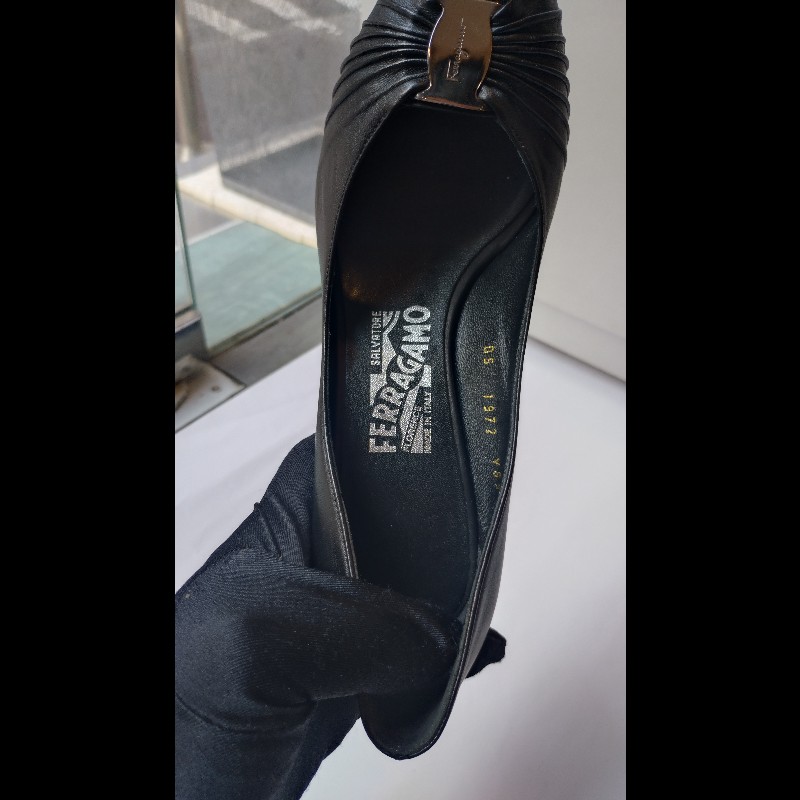 Ferragamo 銀牌釦抓皺黑皮革魚口高跟鞋-14