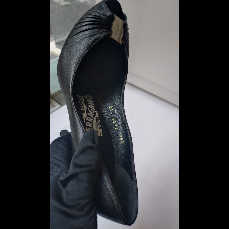 Ferragamo 銀牌釦抓皺黑皮革魚口高跟鞋-15