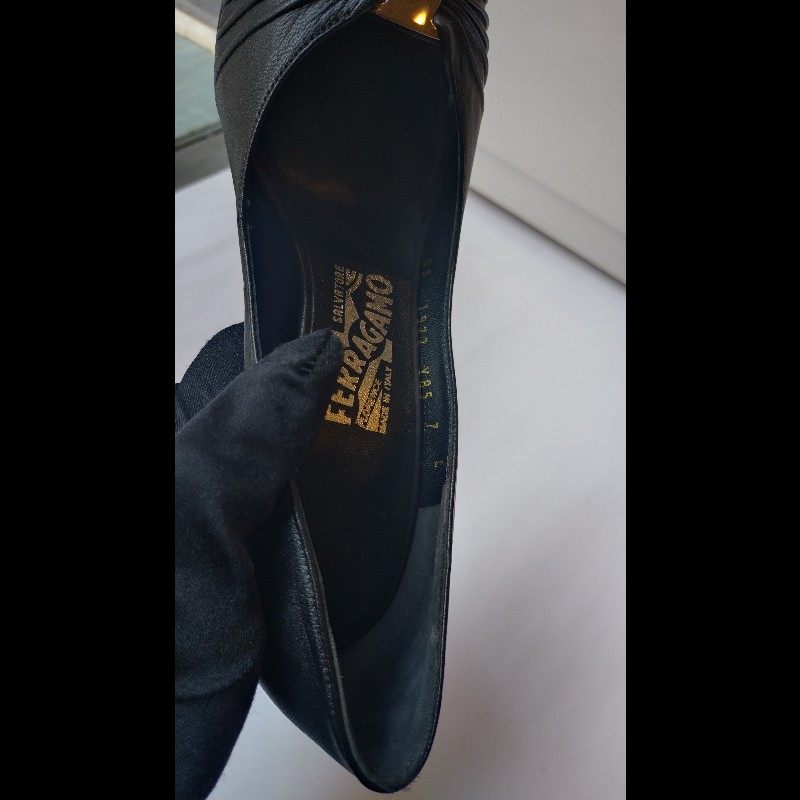 Ferragamo 銀牌釦抓皺黑皮革魚口高跟鞋-16