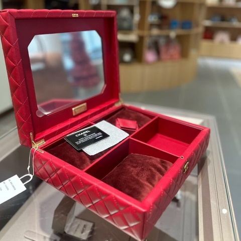 CHANEL香奈兒收納珠寶盒紅色，客人把4個包抽起來不賣自留，只賣大盒子，鐳射30開