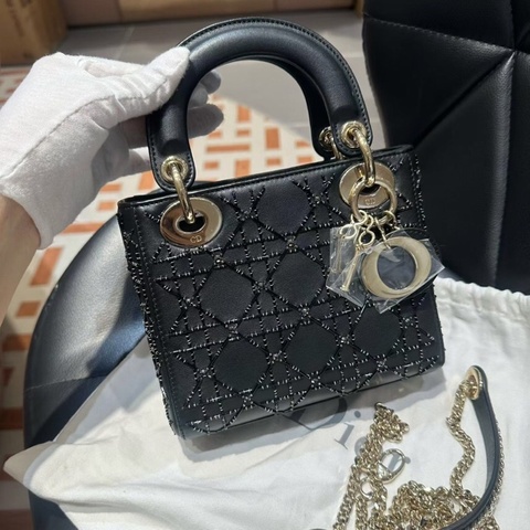 Dior三格釘珠黑色刺繡戴妃包金扣鏈條包，2019年購入