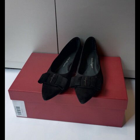 Ferragamo 黑色麂皮蝴結釦平底鞋