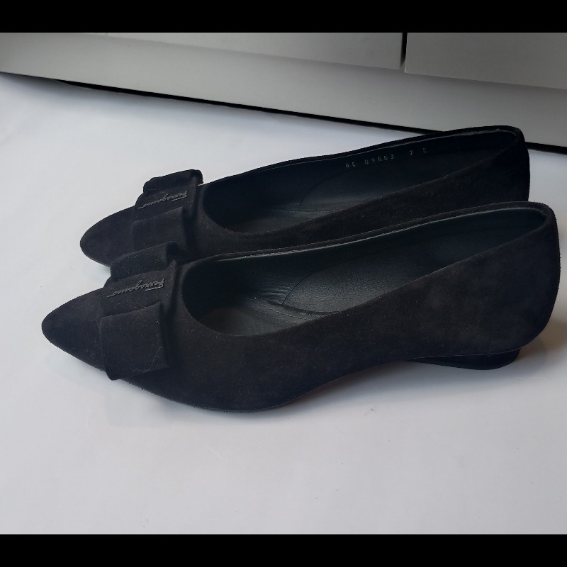 Ferragamo 黑色麂皮蝴結釦平底鞋-1