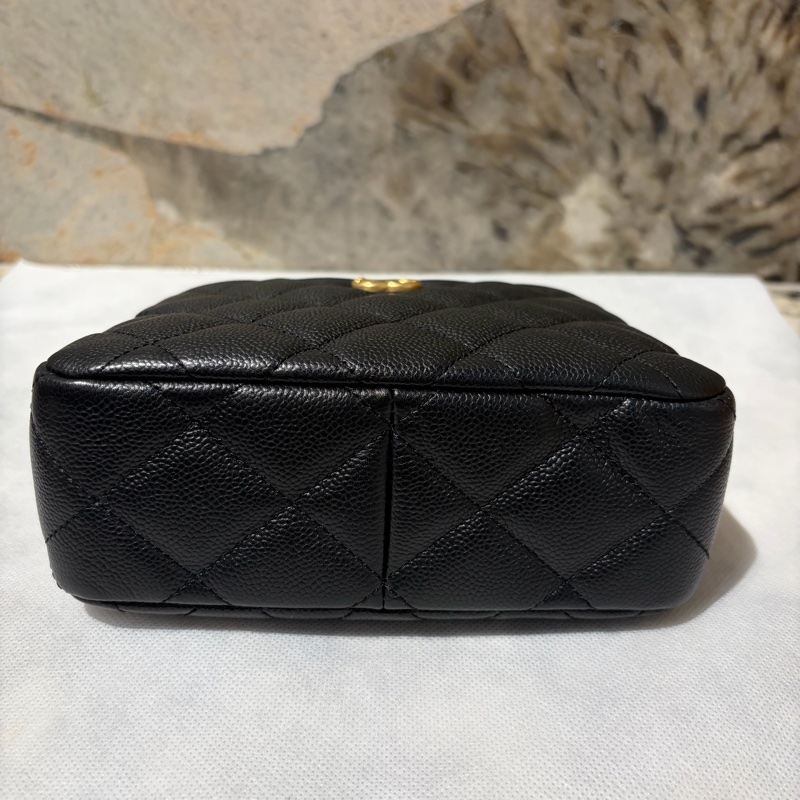 CHANEL黑荔枝金愛心調節釦HOBO鏈包-6