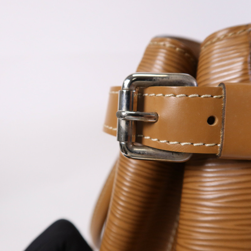 LOUIS VUITTON Epi Passy GM銀扣手挽袋-6