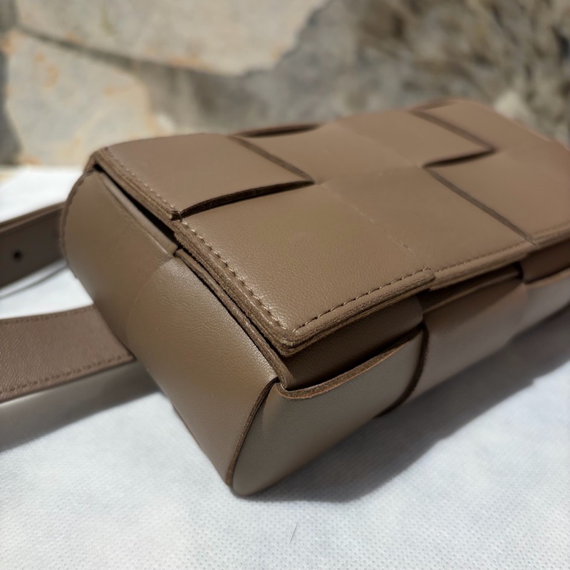Bottega Veneta灰褐色4*2大格編織腰包-4