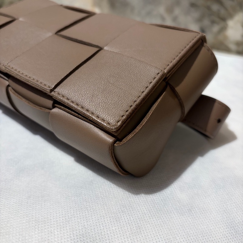 Bottega Veneta灰褐色4*2大格編織腰包-5