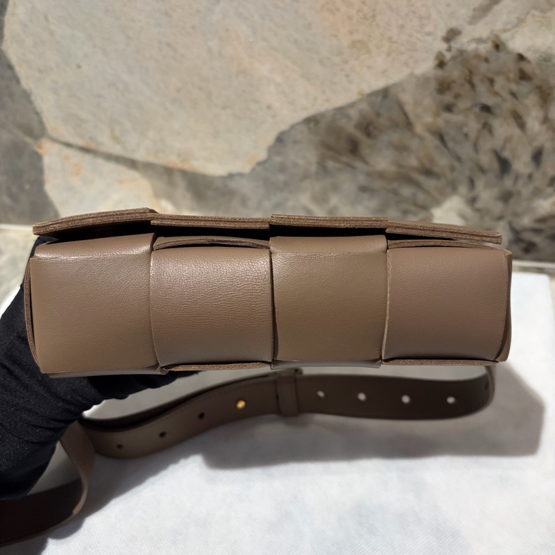 Bottega Veneta灰褐色4*2大格編織腰包-6