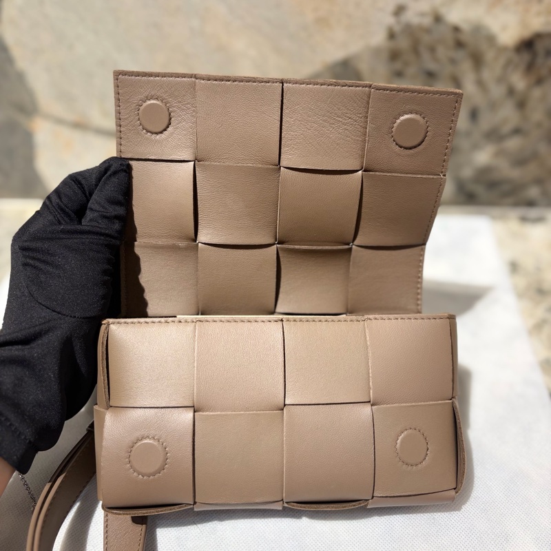 Bottega Veneta灰褐色4*2大格編織腰包-8