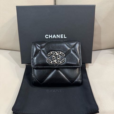 Chanel 香奈兒 19 短夾/黑銀款/98新美品