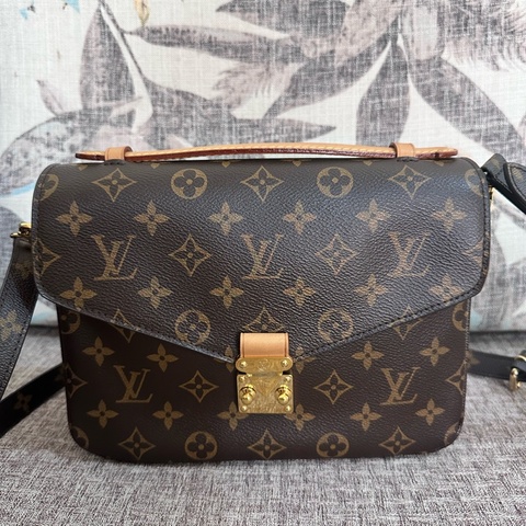 LV熱門經典郵差包metis