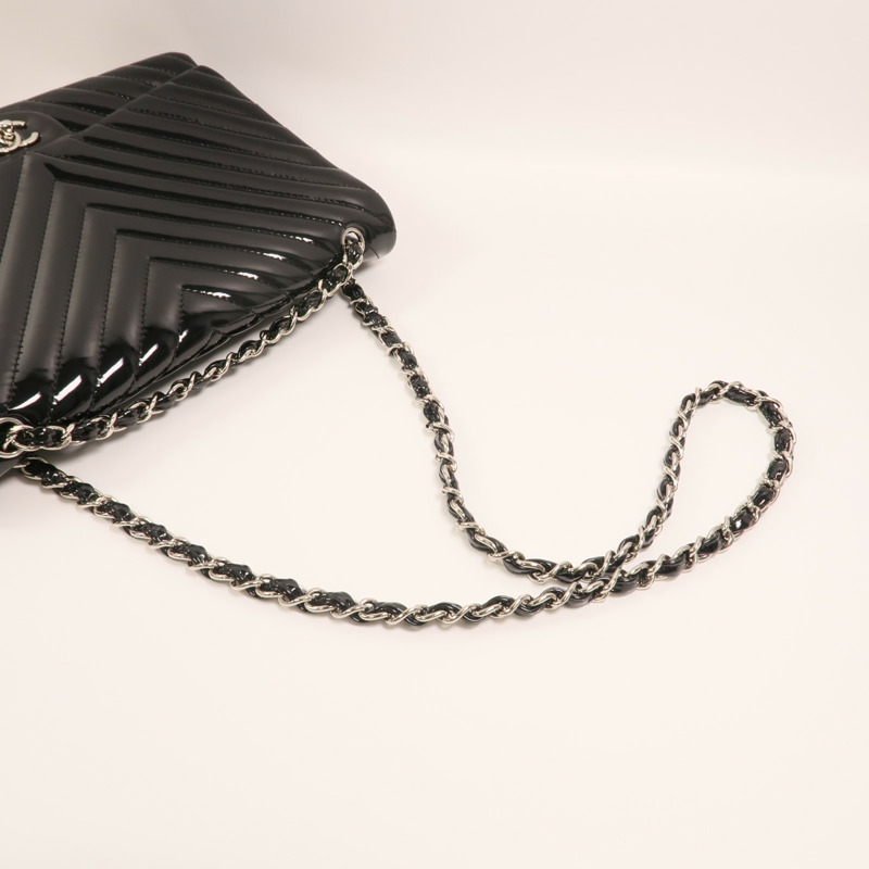 CHANEL 漆皮皮革Maxi Classic銀扣鏈帶肩背袋-7