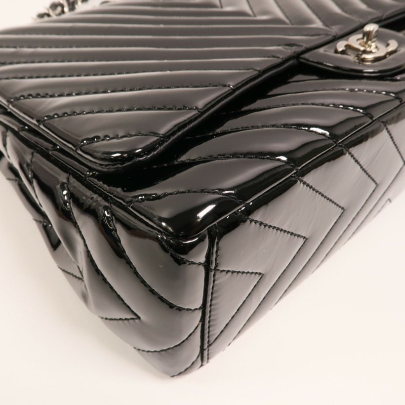 CHANEL 漆皮皮革Maxi Classic銀扣鏈帶肩背袋-11