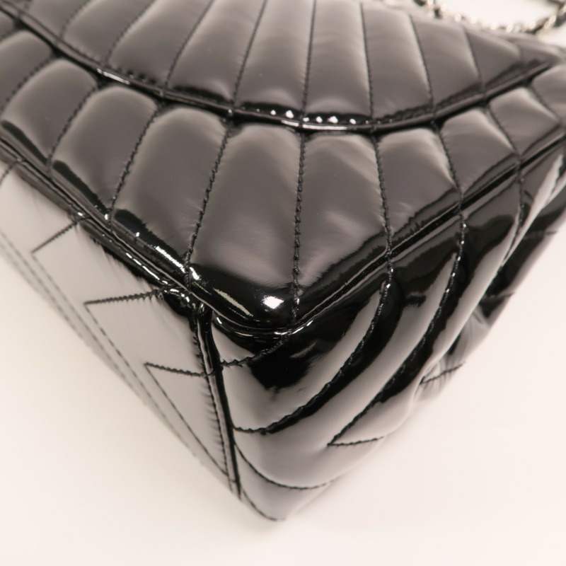 CHANEL 漆皮皮革Maxi Classic銀扣鏈帶肩背袋-12