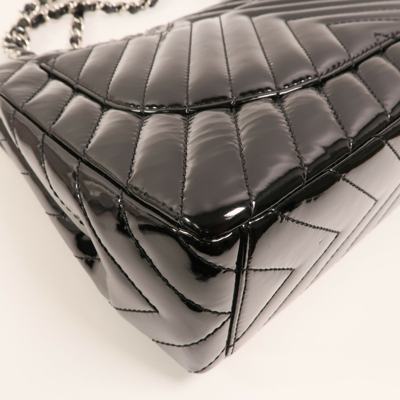 CHANEL 漆皮皮革Maxi Classic銀扣鏈帶肩背袋-13
