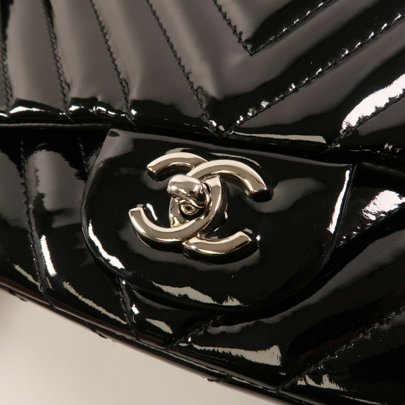 CHANEL 漆皮皮革Maxi Classic銀扣鏈帶肩背袋-14
