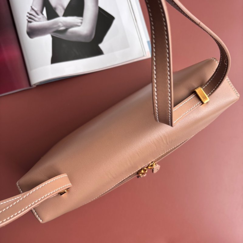 ::LORO PIANA:: EXTRA BAG L27 諾悠翩雅 卡其色風衣色光滑小牛皮 斜背包 肩背包-4