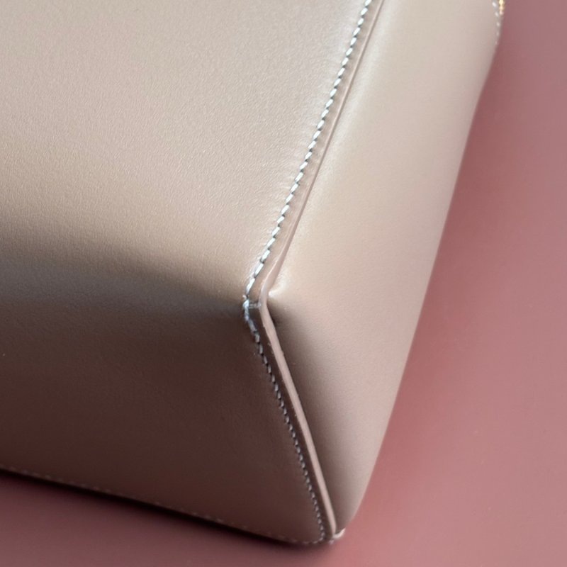 ::LORO PIANA:: EXTRA BAG L27 諾悠翩雅 卡其色風衣色光滑小牛皮 斜背包 肩背包-6