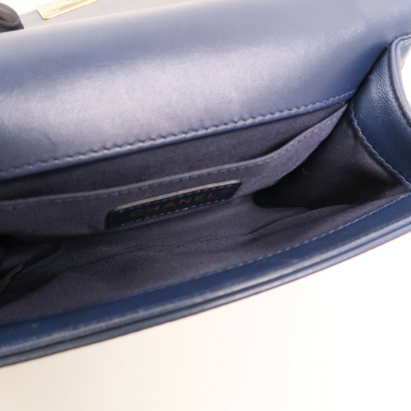 CHANEL 羊皮皮革Boy 20金扣鏈帶肩背袋-4