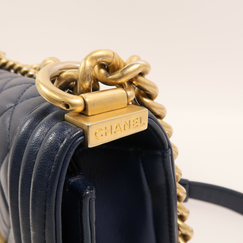 CHANEL 羊皮皮革Boy 20金扣鏈帶肩背袋-8