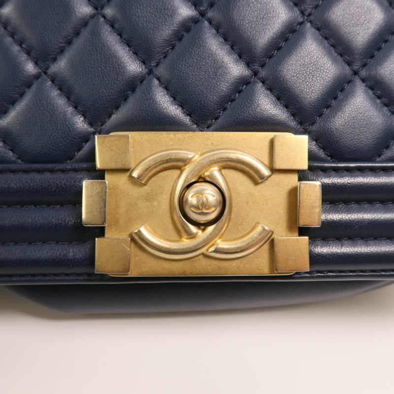 CHANEL 羊皮皮革Boy 20金扣鏈帶肩背袋-9