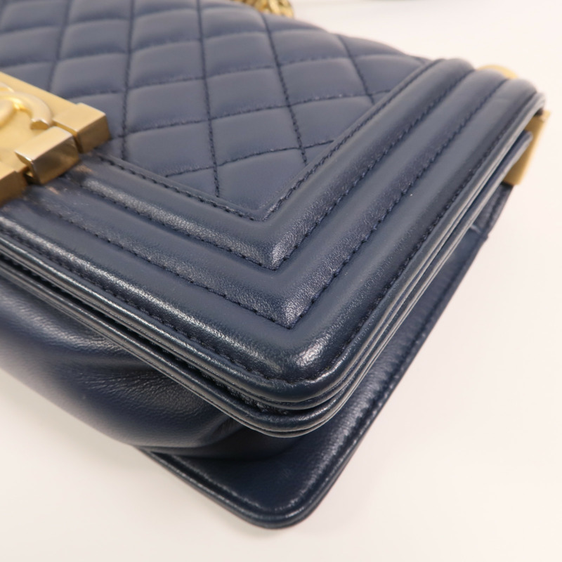 CHANEL 羊皮皮革Boy 20金扣鏈帶肩背袋-10