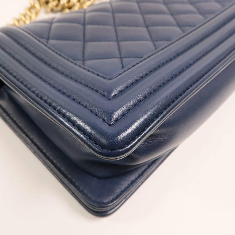 CHANEL 羊皮皮革Boy 20金扣鏈帶肩背袋-13