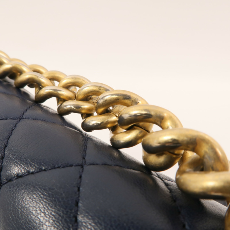 CHANEL 羊皮皮革Boy 20金扣鏈帶肩背袋-14