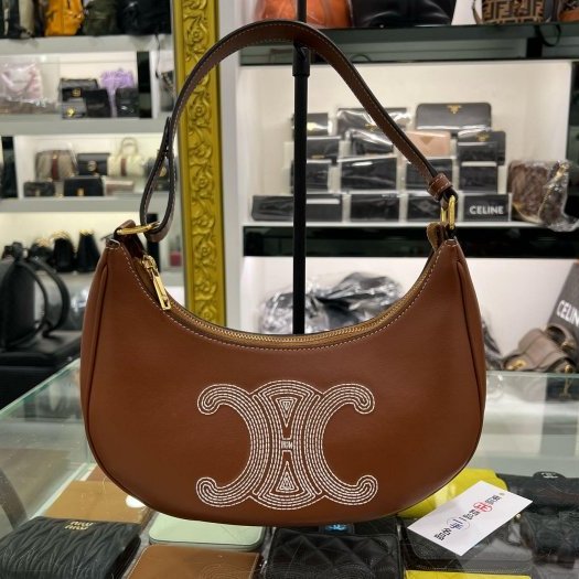 東區正精品㊣CELINE Ava 焦糖色皮革刺繡LOGO金釦腋下包彎月包肩背包 RZ6278-0