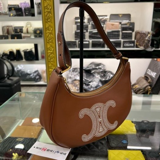 東區正精品㊣CELINE Ava 焦糖色皮革刺繡LOGO金釦腋下包彎月包肩背包 RZ6278-1