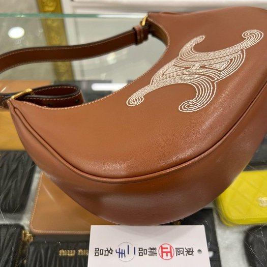 東區正精品㊣CELINE Ava 焦糖色皮革刺繡LOGO金釦腋下包彎月包肩背包 RZ6278-2