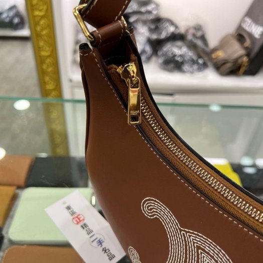 東區正精品㊣CELINE Ava 焦糖色皮革刺繡LOGO金釦腋下包彎月包肩背包 RZ6278-3